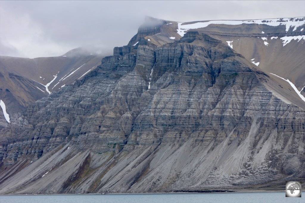 The dramatic coastline of the Billefjorden.