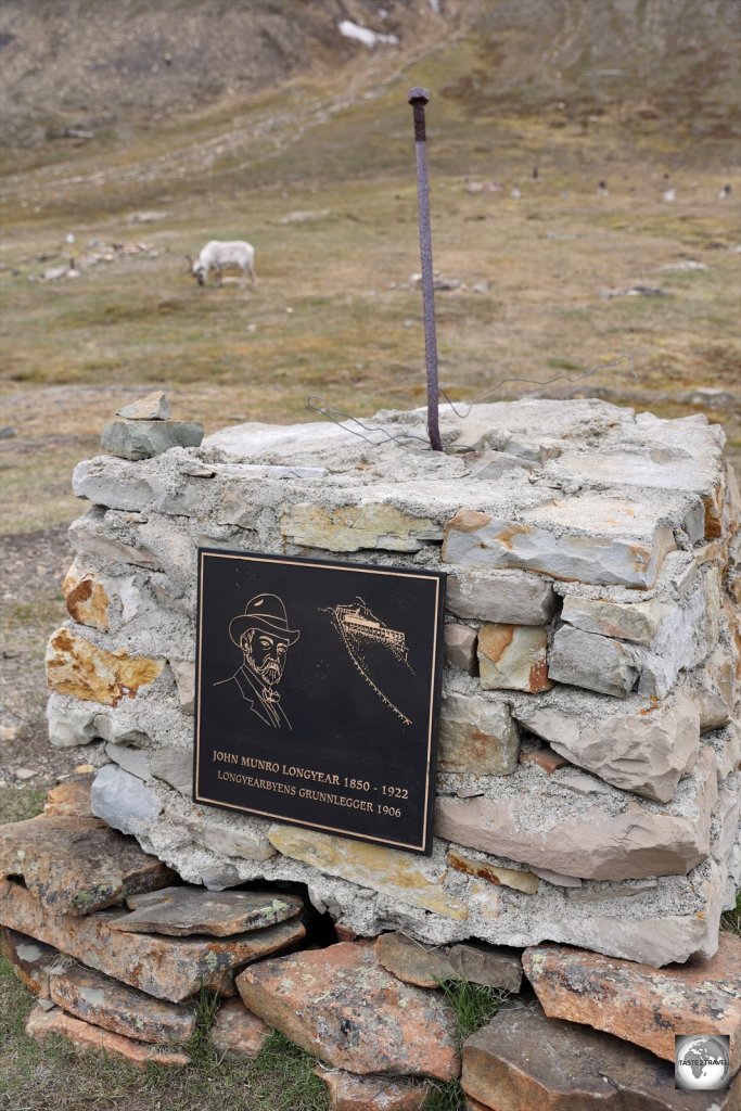 A simple memorial to John Munroe Longyear among the ruins of the old town of Longyearbyen.