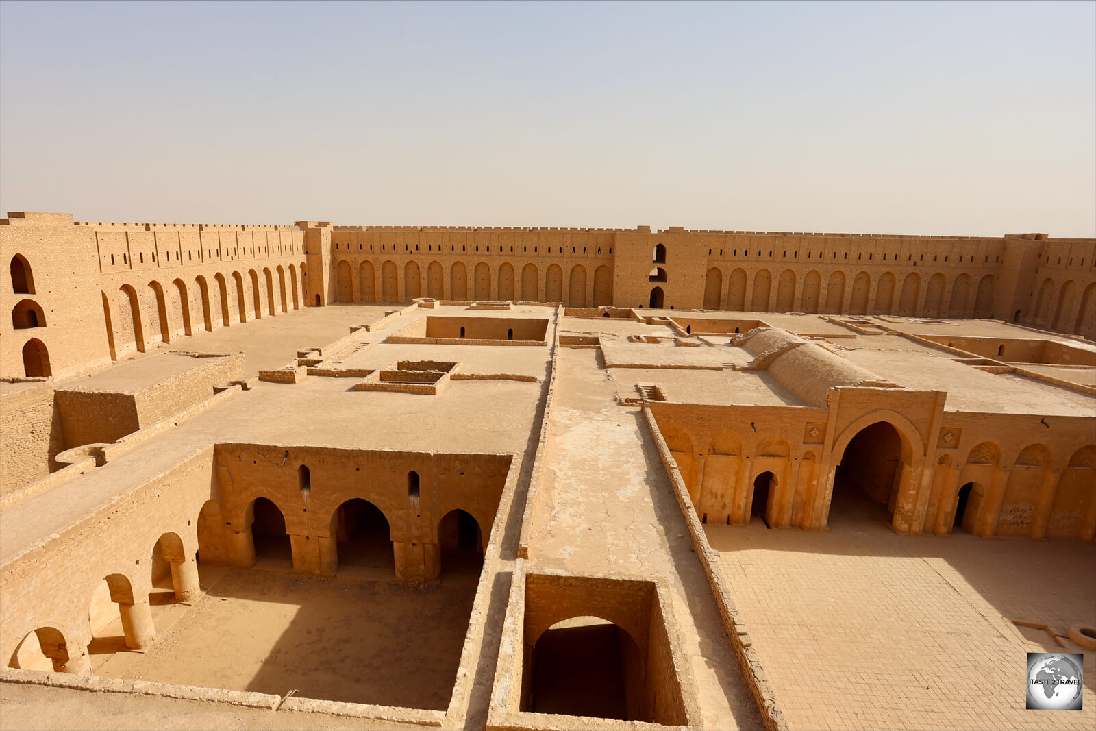 The centre of Al-Ukhaidir Fortress is occupied by the court of honour (right side).