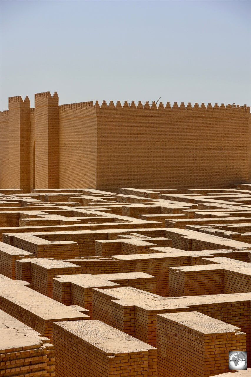 The labyrinth, which Nebuchadnezzar had built around his palace, can be clearly seen here.