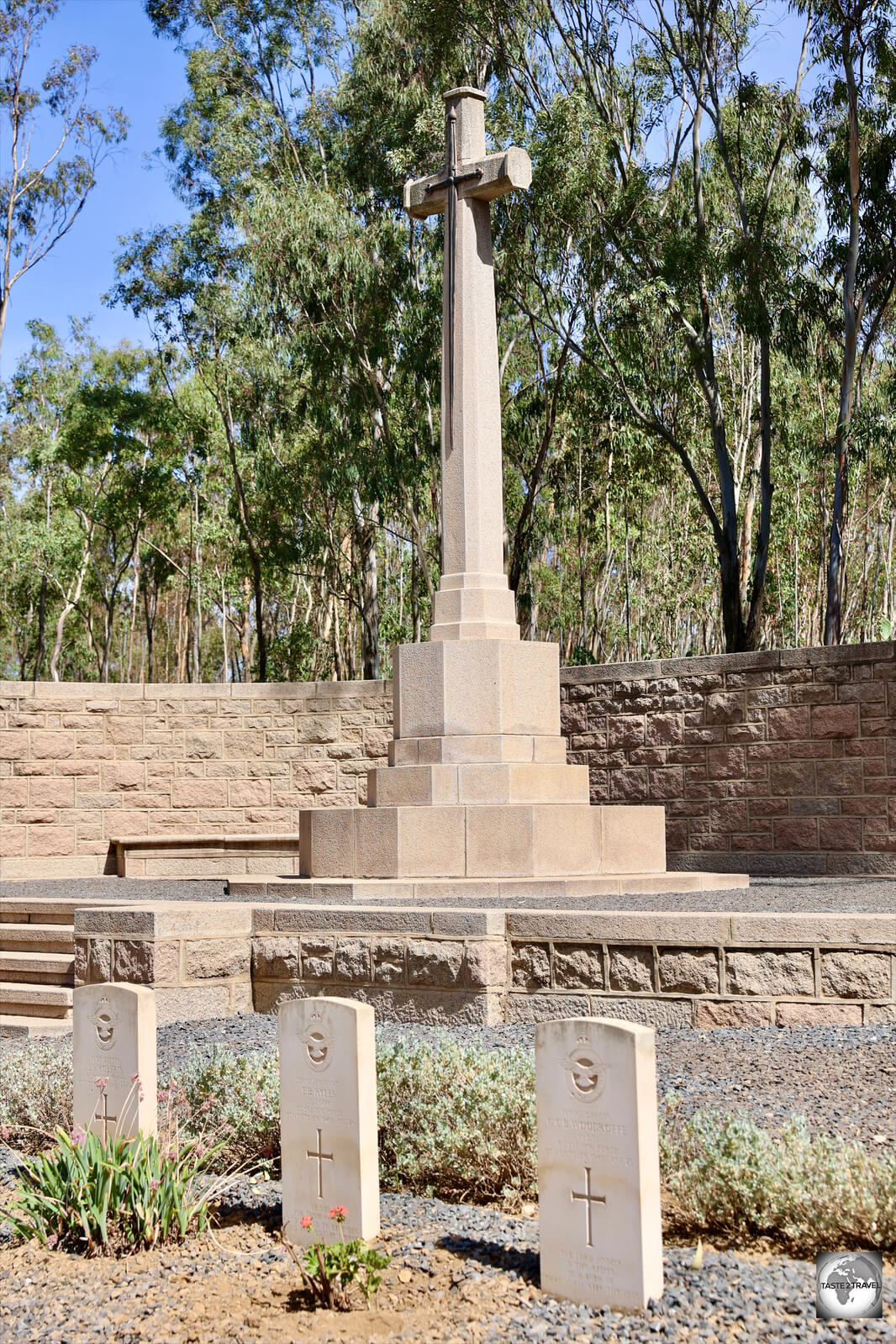 One of the most striking features of the cemetery is the <i>Cross of Sacrifice</i>, a tall stone cross that stands at the centre of the cemetery.