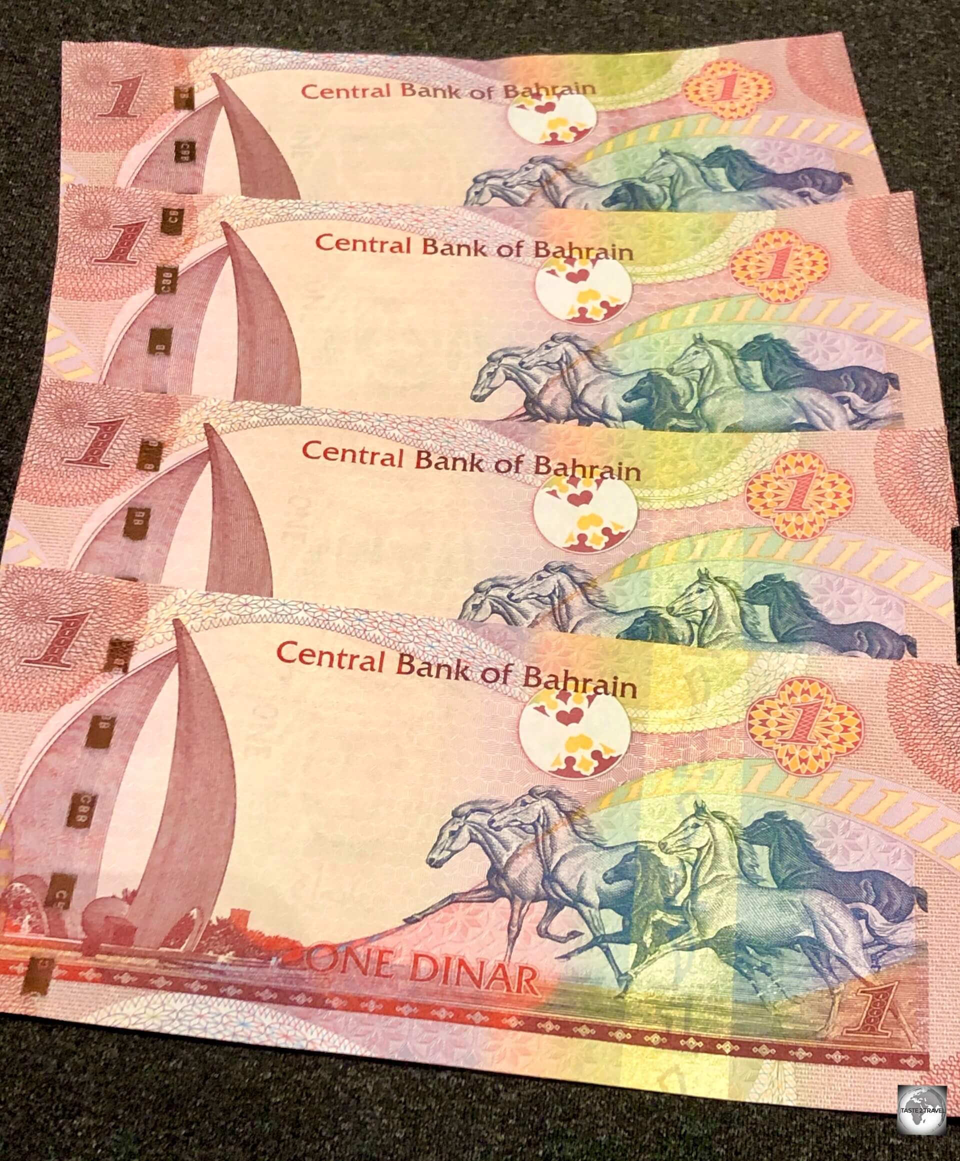 Uncirculated, Bahrain one-dinar banknotes.