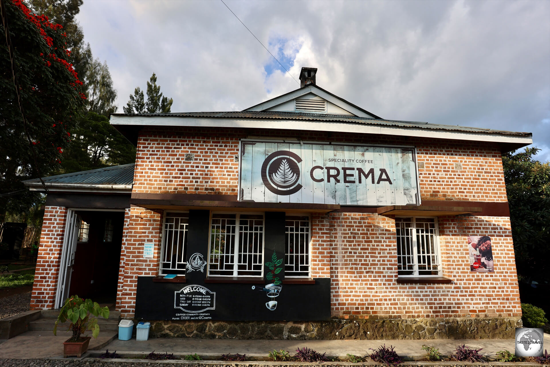 Offering excellent coffee and tasty food, the very popular Crema café is the best café in Ruhengeri.