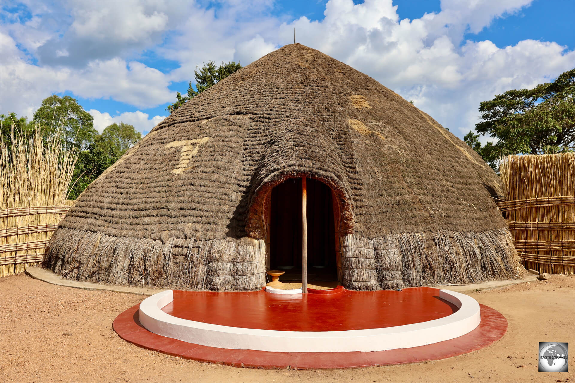 One of the main attractions in Nyanza is the King's Palace, also known as the Rukari.