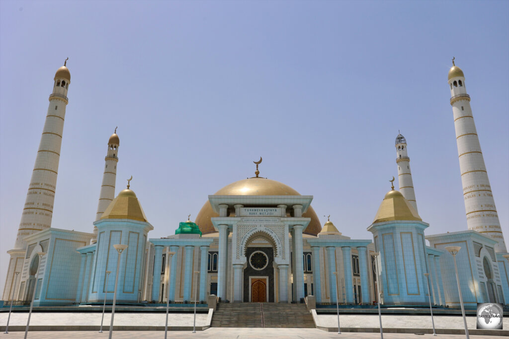 The largest mosque in Central Asia, Turkmenbashi Ruhy Mosque is considered the main mosque of Turkmenistan.